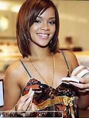 Poze cu Rihanna!!!!!! - Rihanna cu un pantof in mana - ->>Photos<--
